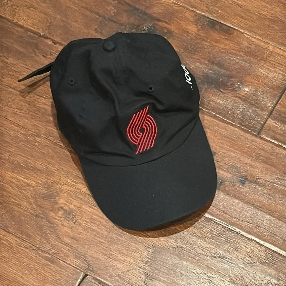 PORTLAND TRAIL BLAZERS Moda Black Cap with Red Logo